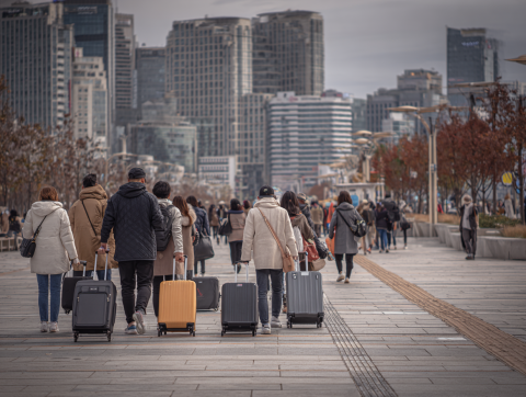 라이온코리아가 ‘2025~2026 디스커버서울패스 고객센터 운영’ 사업을 수주했다(AI 생성 이미지)