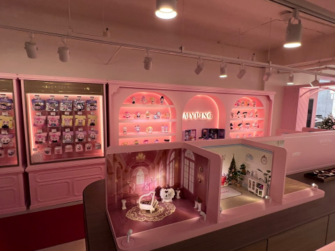 티니핑 성수 플래그십 스토어 내부