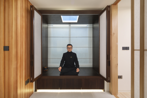 Living OS를 제품화한 ‘아우라피(AURA-P)’ 적용 사례. Living OS 기술을 집약해 오감 테라피가 가능한 환경을 구현하고, 모듈러 방식으로 확장성과 설치 유연성을 