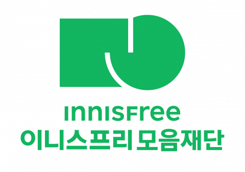 이니스프리 모음재단이 새로운 비전을 선포하고, 이를 반영한 CI를 공개했다. 출연기업 이니스프리의 영문 워드마크를 상단에 배치해 재단의 공익 활동이 브랜드의 자연 친화적 가치와 E