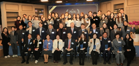 SIA KOREA 위원들과 수상자, 참석자들이 단체 사진을 촬영하고 있다