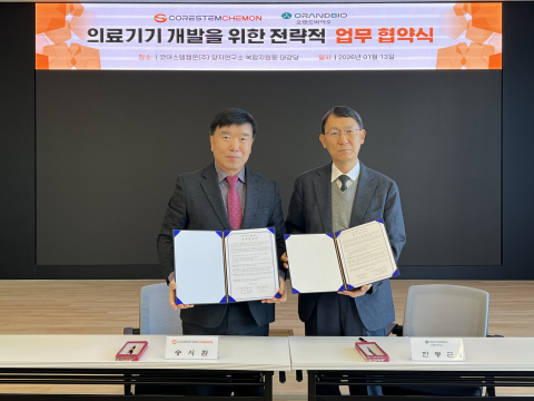 코아스템켐온 송시환 사장(왼쪽)과 오랜드바이오 한동근 대표가 업무협약 체결 후 기념 촬영을 하고 있다(제공=코아스템켐온)