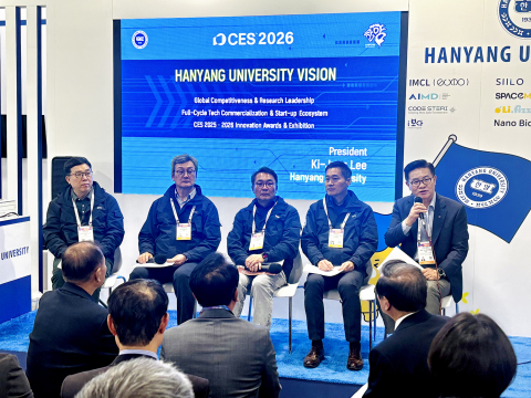 CES 2026 전시 현장에서 열린 한양대학교 미디어데이에서 총장 및 한양대 연구부총장, ERICA 산학협력 부총장, 양 캠퍼스 산학협력단장이 패널로 참여해 연구 성과와 혁신 기술