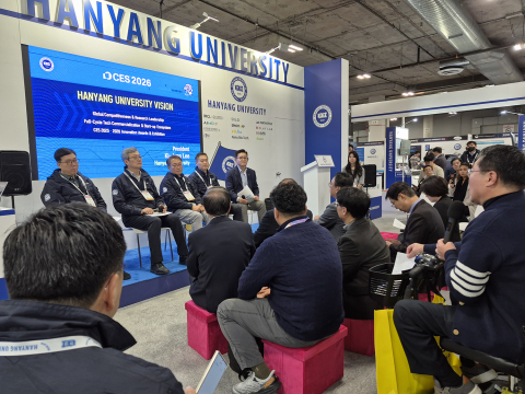 CES 2026 전시 현장에서 열린 한양대학교 미디어데이 패널 세션 모습. 총장과 교원 연구진, 학생 창업기업이 연구 성과와 혁신 기술을 발표하고, 언론 및 산업 관계자들과 질의응
