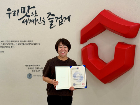 샘표 이홍란 우리맛연구팀장이 우리 장(醬)과 발효를 기반으로 우리맛의 가치를 널리 알리고 식품산업 활성화에 기여한 공로를 인정받아 농림축산식품부 장관 표창을 수상했다