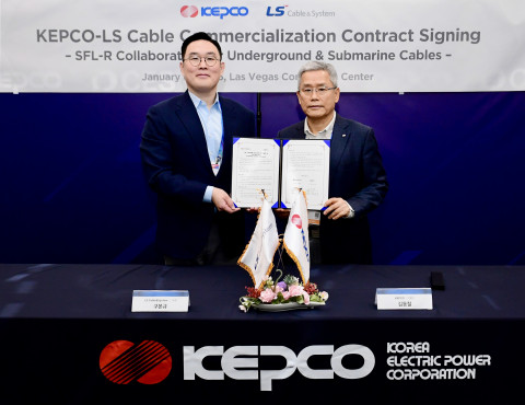 왼쪽부터 구본규 LS전선 대표와 김동철 한전 대표가 6일(현지시간) 미국 라스베이거스 CES 2026에서 열린 ‘LS전선-한전, HVDC 자산관리 시스템 공동 사업 계약 체결식’에