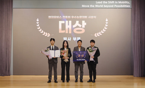 왼쪽부터 건국대 전력전자연구실의 장재혁·신유진 박사과정생, 현대모비스 이영국 상무, 건국대 전력전자연구실 김권훈 박사과정생