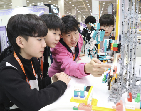 4월 출시 예정인 ‘Computer Science & AI’를 관객에게 소개하고 있다