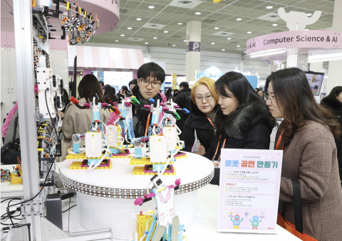 AI 이거다 솔루션을 활용한 공연 무대 만드는 전시물을 선보이고 있다