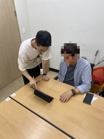 IT보조기기 지원을 위해 상담·평가를 진행하는 모습