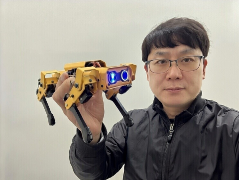 드론부품 및 로봇 전문 기업 아크로사의 이병섭 대표이사가 국내 유통을 시작한 하이원더(Hiwonder)의 인공지능 4족 보행 로봇 ‘MechDog’를 선보이고 있다. ‘MechDo