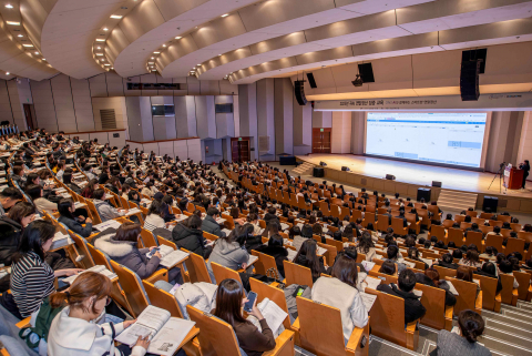 더존비즈온이 지난 8일 서울 건설공제조합 대강당에서 WEHAGO 및 Smart A 10 사용자를 대상으로 ‘2025년 귀속 연말정산 집중 교육’을 개최했다. ONE AI를 활용해 