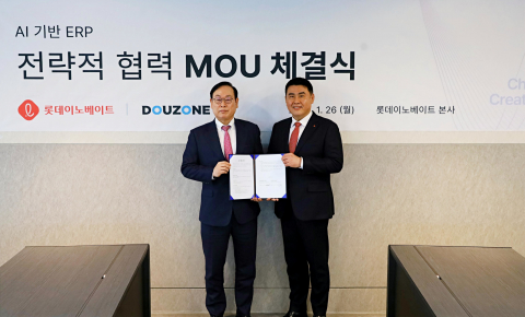 더존비즈온 이강수 부회장(왼쪽)과 롯데이노베이트 김경엽 대표가 26일 롯데이노베이트 본사에서 업무협약 체결 후 기념촬영을 하고 있다