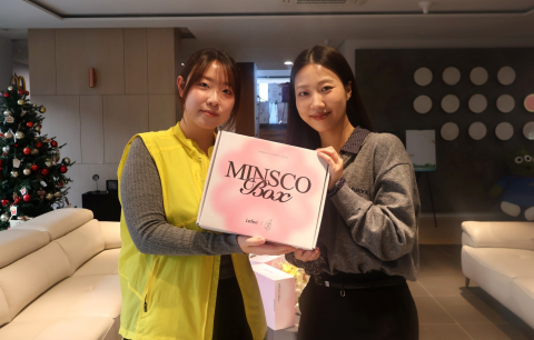 뷰티 크리에이터 ‘민스코’가 RMHC Korea 양산하우스 자원봉사 학생에게 ‘민스코 박스’를 선물하며 기념 촬영을 진행했다