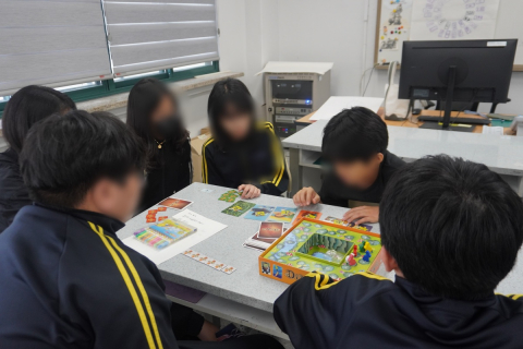 유스톡 스쿨 자유학기제 모델에 참여한 청소년들이 보드게임을 활동을 통해 친구들과 웃고 소통하며 친밀감을 쌓고 있다