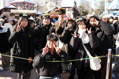 KB라스쿨 고등 졸업생과 멘티, 멘토들이 팀 미션을 진행하며 기념 촬영을 하고 있다