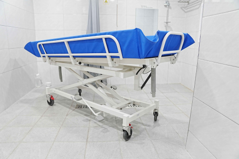 SRC재활병원이 전 병동에 도입한 ‘이동식 샤워베드’. 수평 이동을 돕는 높낮이 조절 기능과 원활한 배수를 돕는 틸팅(기울기) 기능을 갖춰 중증 환자도 안전하게 샤워할 수 있다