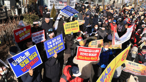 21일 전주 국토부 장관 지역구 사무실 앞에서 전국고용서비스협회 회원 수백 명이 건산법 시행규칙 개정안 재검토를 촉구하며 집회를 벌이고 있다