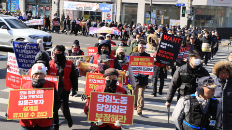 집회를 마친 참가자들이 전주 도심에서 ‘당일 노동 당일 임금 보장’ 및 ‘임금대위변제 제도화’를 요구하며 거리 행진을 하고 있다