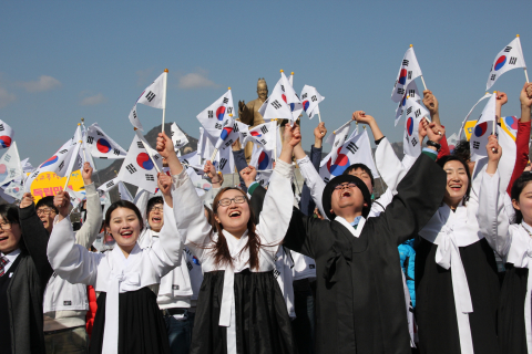2024년 광화문광장 세종대왕상 앞에서 열린 서울 국학원 3.1절 행사에서 참가자들이 만세삼창을 부르고 있다