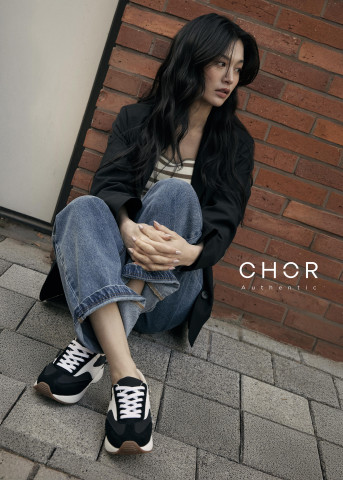 GS샵이 2월 6일(금) 저녁 7시 30분 홈쇼핑 방송을 통해 코어 어센틱 슈즈 라인을 첫 론칭한다