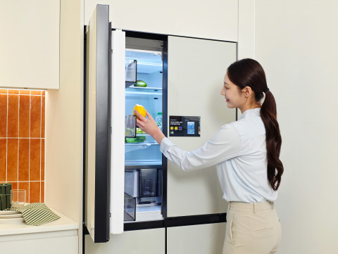 삼성전자 모델이 4일부터 7일까지 일산 킨텍스에서 열리는 
국내 최대 건축박람회 ‘2026 코리아빌드위크’에서 삼성전자 AI 홈 기반 ‘모듈러 홈 솔루션’을 소개하고 있다