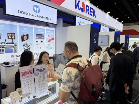 동아참메드 임직원이 WHX Dubai 2026 동아참메드 부스를 찾은 관람객에게 동아참메드의 제품을 소개하고 있다