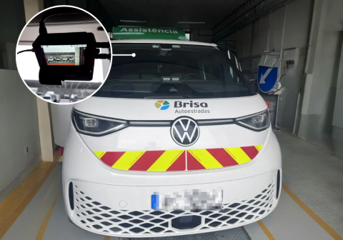 브리사 그룹 도로 순찰 차량에 설치된 AI 도로분석장치(ARA-30)