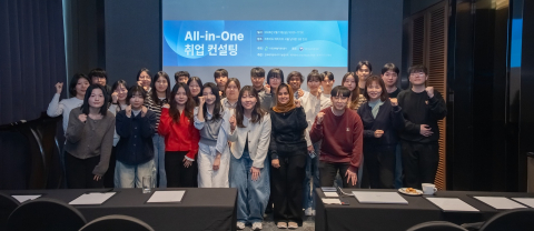 취업 컨설팅에 참여한 학생들이 기념 촬영을 하고 있다(제공=한국폐자원에너지기술협의회)