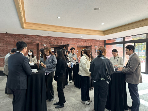 직무멘토링에 참여한 현직 전문가들과 학생들이 한자리에 모여 생생한 현장의 목소리를 나누는 자유로운 소통의 장이 되고 있다(제공=한국폐자원에너지기술협의회)