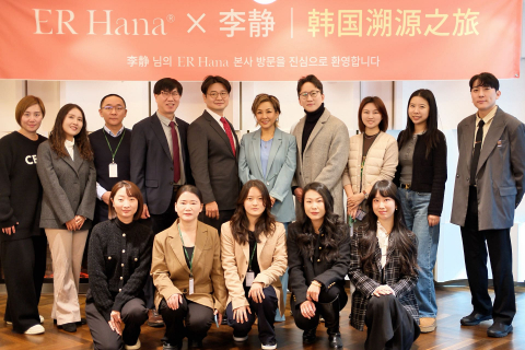 중국 인플루언서 리징과 방문단이 시나몬랩 본사에서 관계자들과 기념촬영을 하고 있다