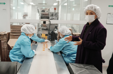 리징이 시나몬랩 생산 공장을 방문해 이알하나 제품의 제조 공정을 직접 확인하고 있다