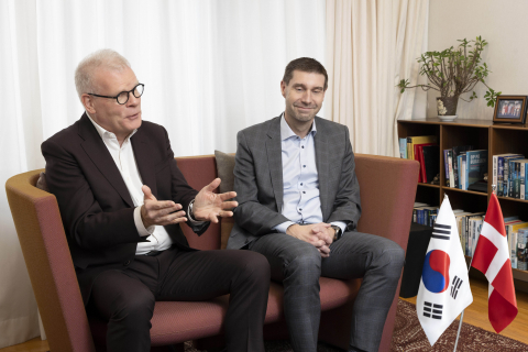 왼쪽부터 미카엘 헴니티 빈터(Mikael Hemniti Winther) 주한덴마크대사와 프레데릭 키어(Frederik Kier) 레오파마 부회장