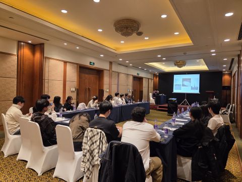 고등학생과 대학생 독립유공자 후손들이 독립운동의 역사적 의미와 계승 방안에 대해 토론하고 있다