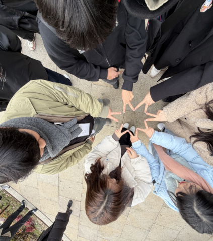 탐방에 참여한 학생들이 독립운동의 정신을 별로 형상화해 촬영한 기념 사진