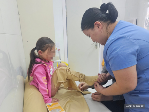 몽골의 화상 피해 아동이 월드쉐어로부터 지원받은 맞춤 화상압박복을 입어보고 있다(사진=월드쉐어)