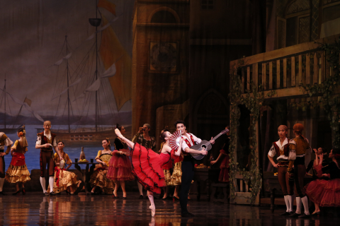 유니버설발레단 ‘돈키호테’ 1막(홍향기, 이동탁) 공연(Photo by Lyeowon Kim ⓒUniversal Ballet)