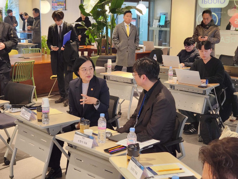 왼쪽부터 중소벤처기업부 한성숙 장관, 혜움 옥형석 대표