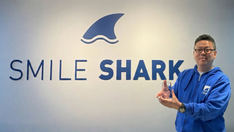 스마일샤크가 아마존웹서비스(AWS)로부터 ‘SMB Top Engager 2025’에 선정됐다. 사진은 스마일샤크 장진환 대표가 ‘SMB Top Engager 2025’ 트로피를 들