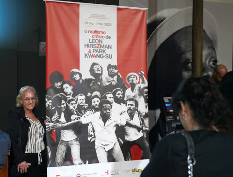 관객들이 영화제 포스터 옆에서 사진을 촬영하고 있다