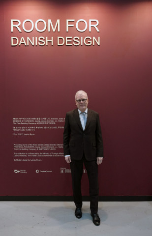 2월 25일(수) 서울 코엑스에서 열리고 있는 서울리빙디자인페어를 방문한 미카엘 헴니티 빈터 주한덴마크대사가 덴마크 국가관 ‘Room for Danish Design’ 앞에서 기념
