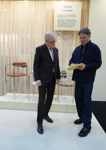 2월 25일(수) 서울리빙디자인페어를 방문한 미카엘 헴니티 빈터 주한덴마크대사가 덴마크 국가관에 전시된 덴마크 브랜드 ‘프렌즈 앤 파운더스’ 대표의 제품 소개를 듣고 있다. 이번 