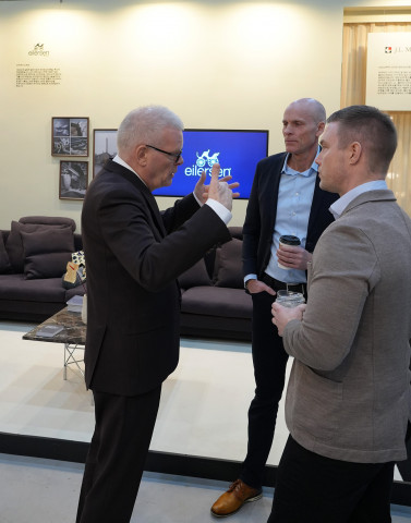 2월 25일(수) 서울리빙디자인페어 덴마크 국가관을 방문한 미카엘 헴니티 빈터 주한덴마크대사(왼쪽)가 덴마크 브랜드 ‘아일러센’ 관계자들과 가구에 대해 대화하고 있다. 이번 국가관