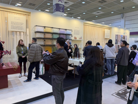 2월 25일(수) 코엑스에서 열리고 있는 서울리빙디자인페어를 찾은 방문객들이 덴마크 국가관을 둘러보고 있다. 주한덴마크대사관 기획으로 유수 덴마크 브랜드 10곳을 전시하는 이번 덴