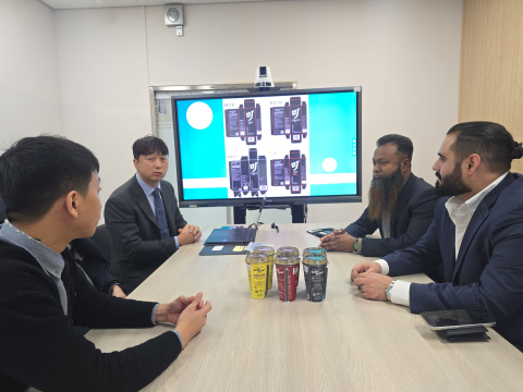 우당네트웍 임동영 대표가 지난 6일 개최된 ‘바이어 초청 간담회’에서 방글라데시 바이어 측에 자사 디지털 헬스케어 솔루션 ‘해듭’과 향후 협력 방안에 대해 설명하고 있다(제공=우당