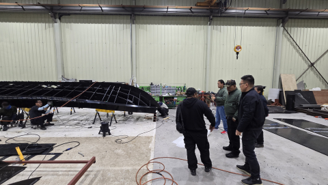 배이산업 관계자들이 영암 공장에서 말레이시아 바이어사인 Protouch Engineering SDN BHD 관계자들에게 차세대 HDPE 선박의 보트 프레임 구조와 설계 특장점에 대