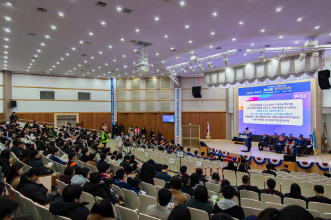 한국항공대 2025학년도 전기 제69회 학위수여식이 교내 대강당에서 열린 가운데 졸업생과 가족, 내외빈이 참석해 행사를 함께하고 있다