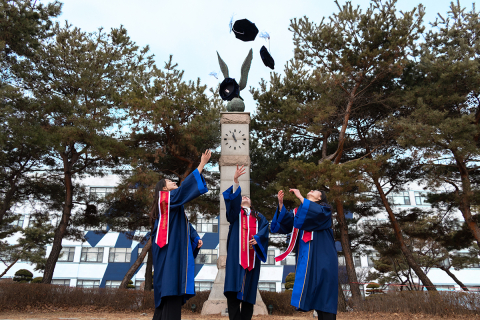 제69회 학위수여식을 마친 한국항공대 졸업생들이 교내 송골매 동상 앞에서 학사모를 던지며 졸업의 기쁨을 나누고 있다