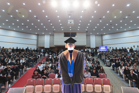 한국항공대 허희영 총장이 2월 27일 교내 대강당에서 열린 2026학년도 입학식에서 환영사를 하고 있다