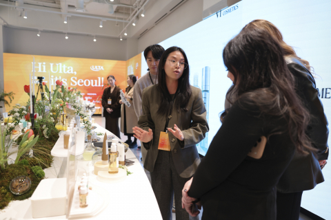 25일 서울 강남구 구다이글로벌 신사옥 1층 센트럴 포럼에서 열린 얼타 바이어 초청 쇼케이스 현장. 대형 미디어 월 앞 갤러리 형태로 구성된 공간에서 핵심 K-뷰티 브랜드 담당자들